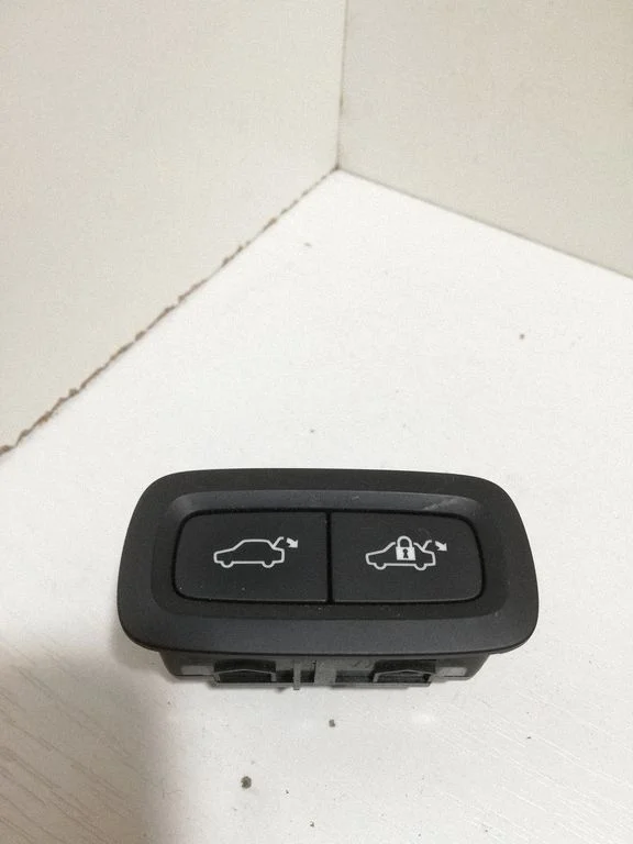 Tailgate/boot open switch button – Volvo XC60 (2014-2016)