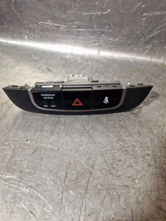 Hazard light switch 937902S000