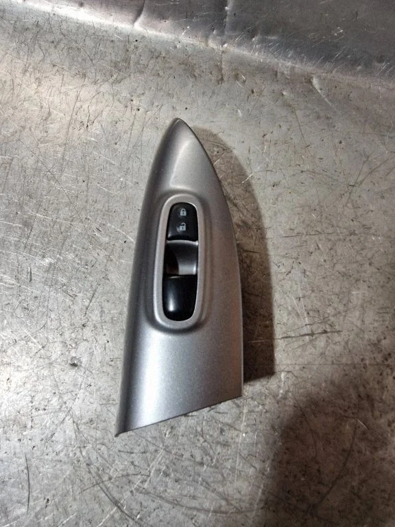 Central locking switch button – Nissan Juke I F15 (2010-2018)