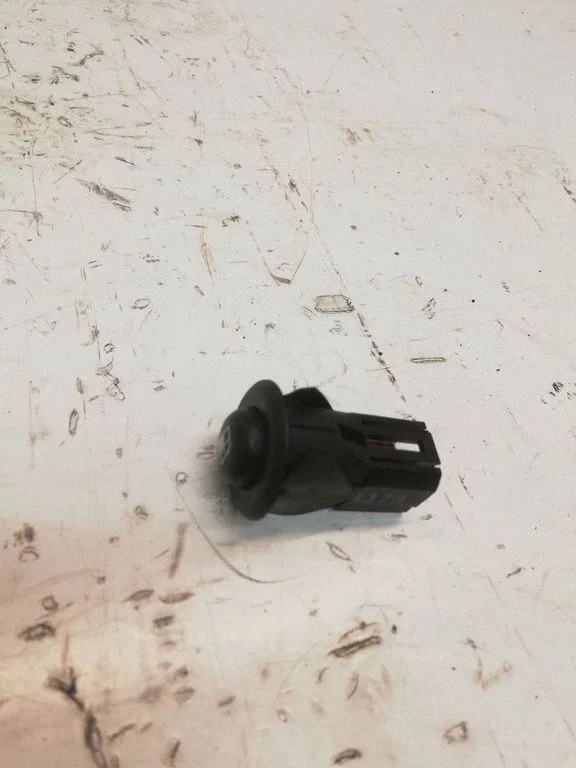 Fuel tank opening switch – Jeep Grand Cherokee (2010-2021)