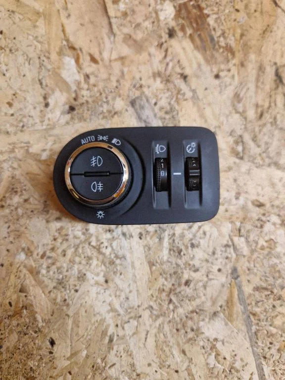 Light switch 13493472