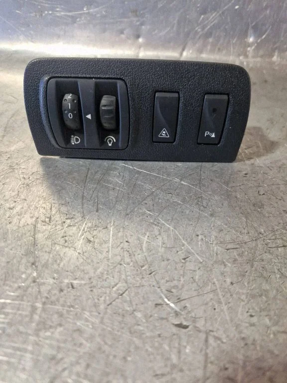 Headlight level height control switch – Renault Megane III (2009-2016)