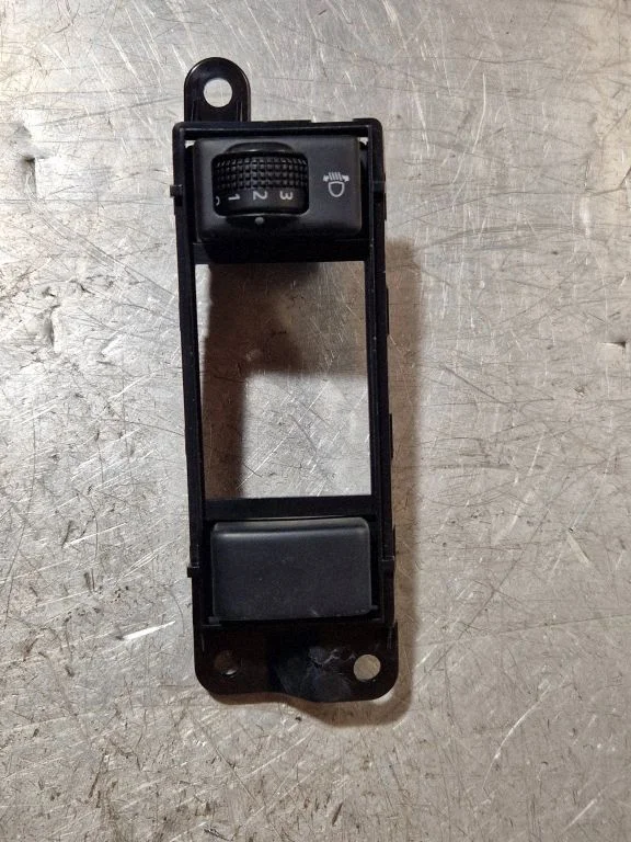 Headlight level height control switch – Nissan Juke I F15 (2010-2018)