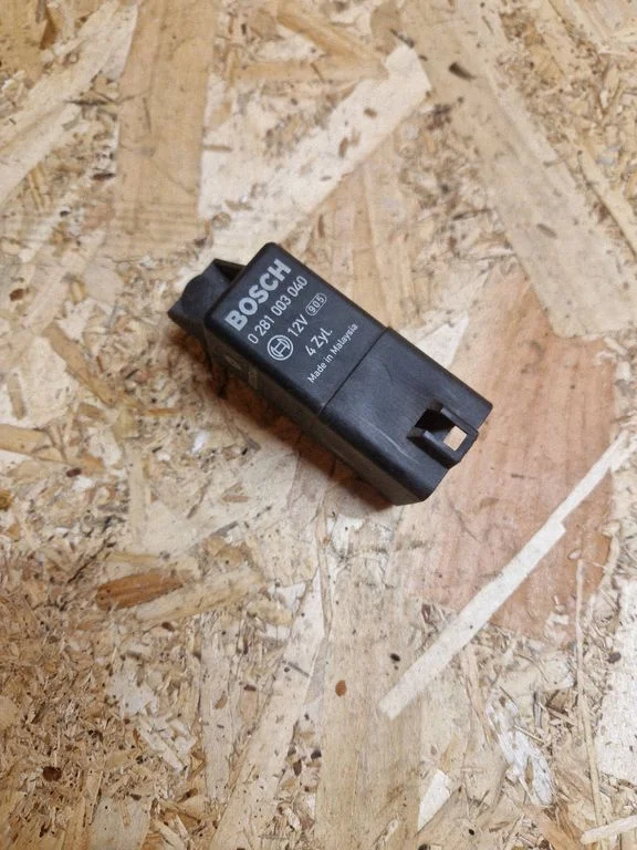 Glow plug pre-heat relay 0281003040