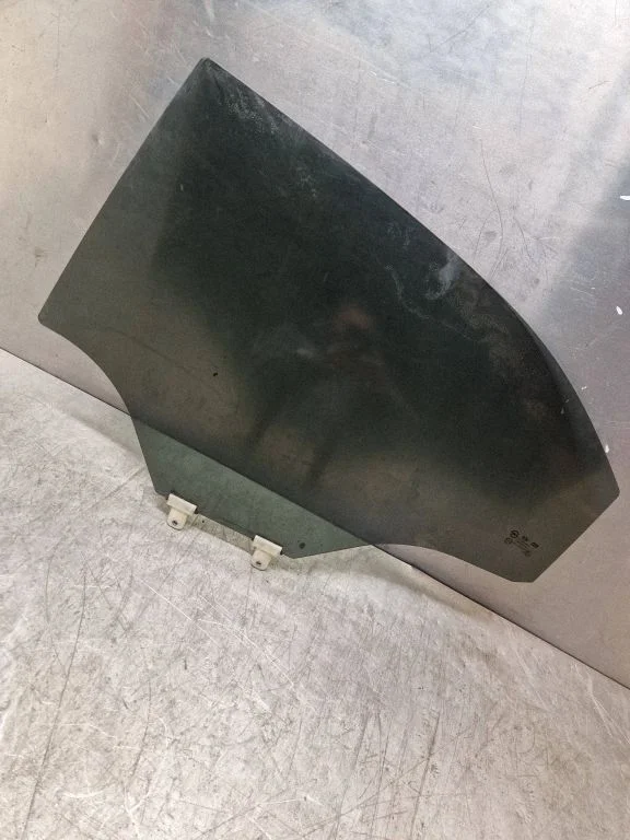 Rear door window glass 43R000399