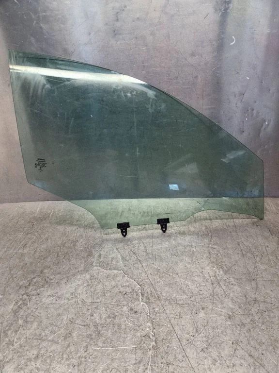 Front door window glass four-door 43R001582