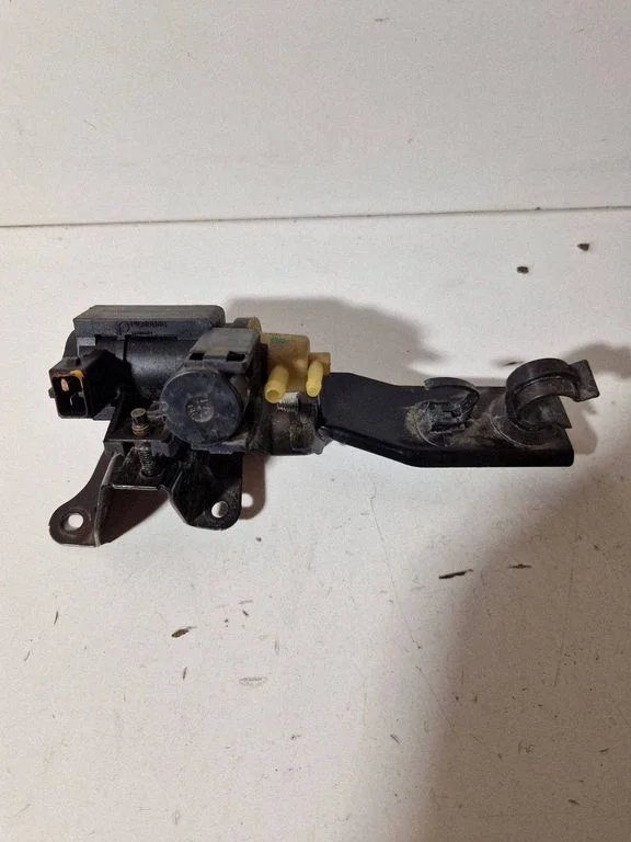 Vacuum valve 8200790180