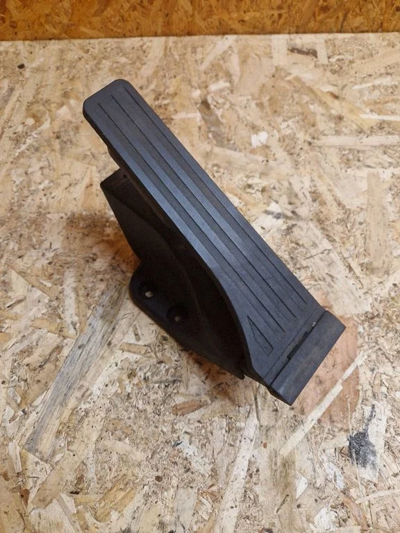 Accelerator throttle pedal – Mercedes-Benz C-Class W205 (2014-2021)
