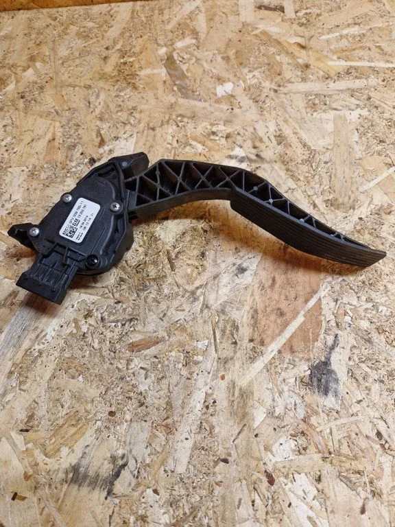 Accelerator throttle pedal 13253781