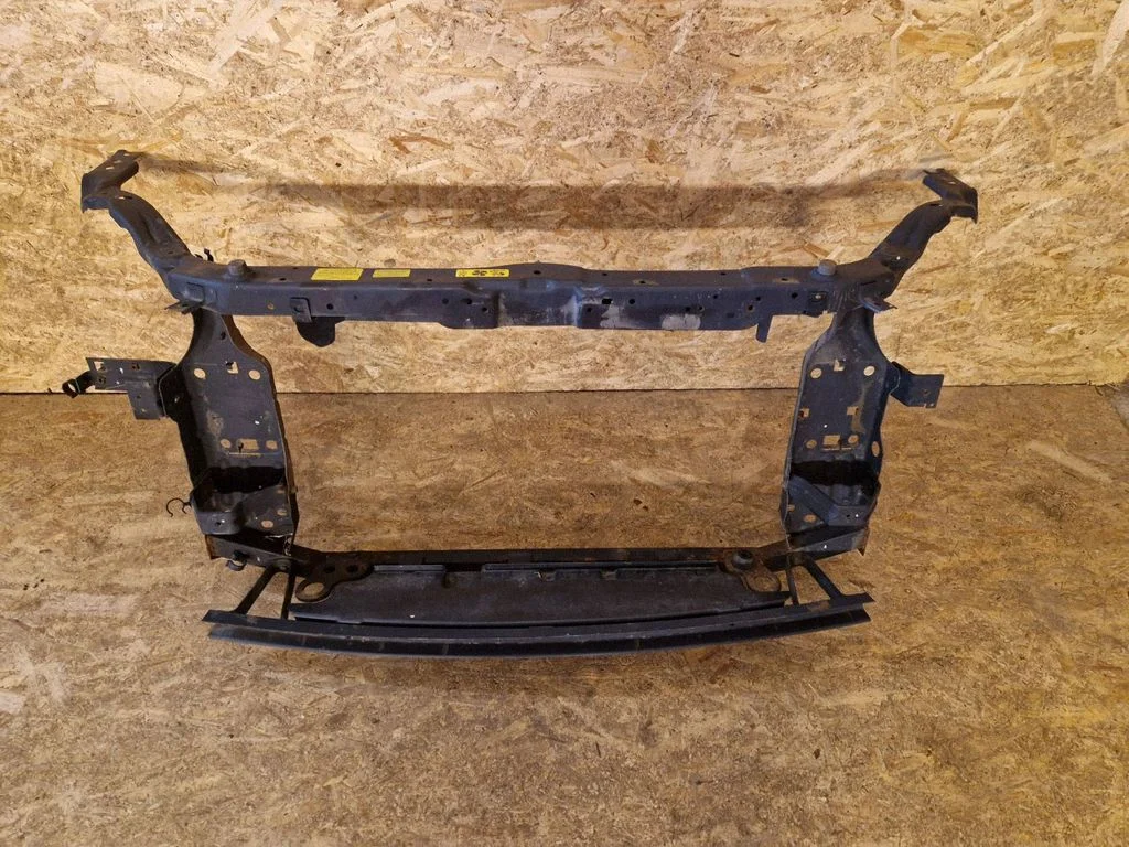 Radiatoru paneļa kronšteins – Nissan Qashqai+2 (2008-2010)