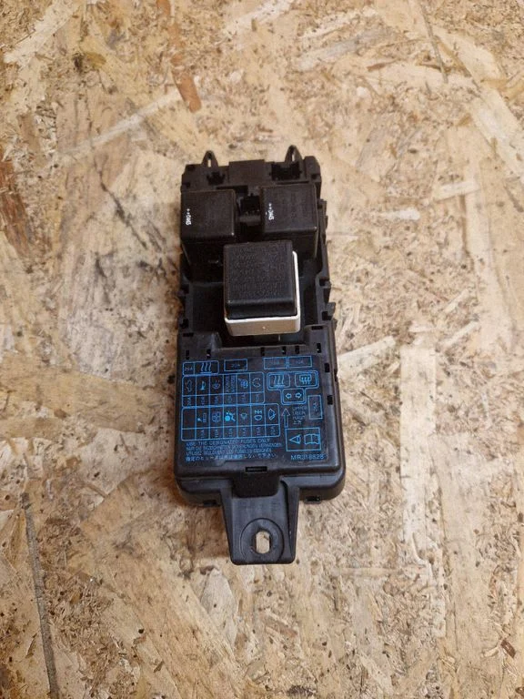 Fuse box set MB953355
