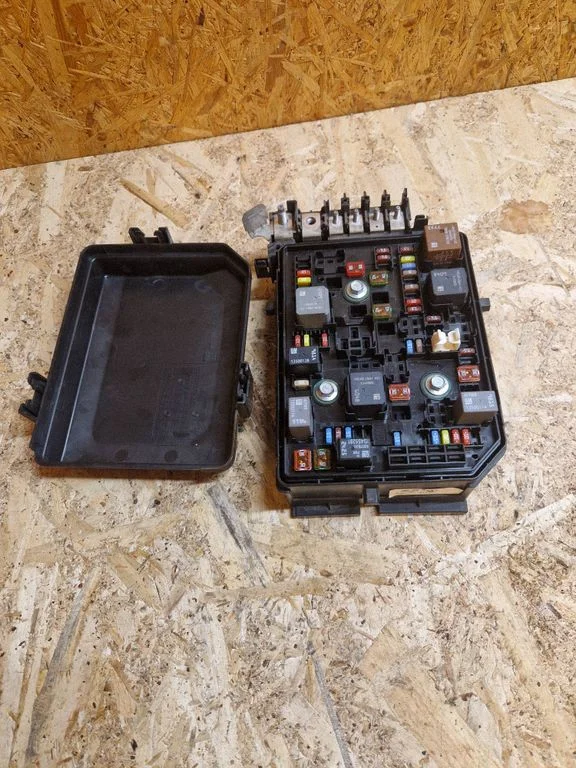 Fuse box set 39040859