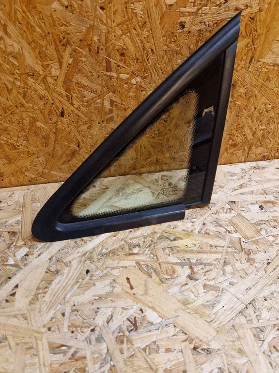 Kolmnurkne klaas kere esiosas – Volkswagen Touran II (2010-2016)
