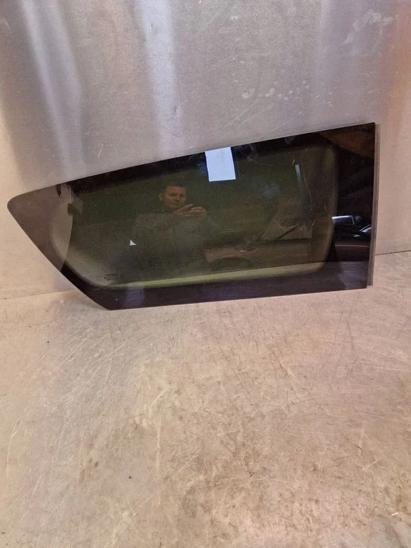 Rear side window 43R000184