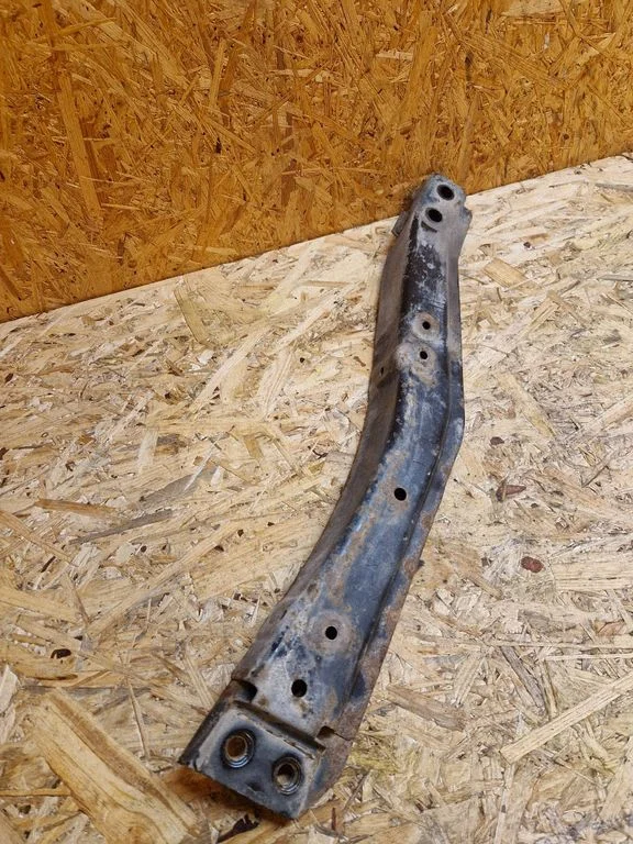 Absorber zderzaka przedniego – Mitsubishi Outlander (2013-2021)