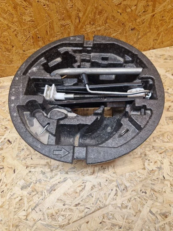 Spare wheel mounting bracket – Skoda Rapid (NH) (2012-2019)