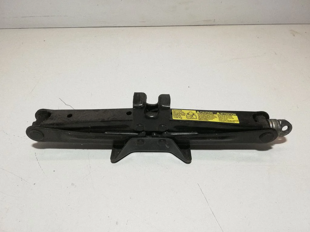 Lift Jack – Toyota Corolla Verso AR10 (2004-2009)