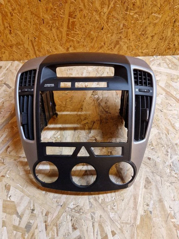 Radio/GPS head unit trim 847401H005