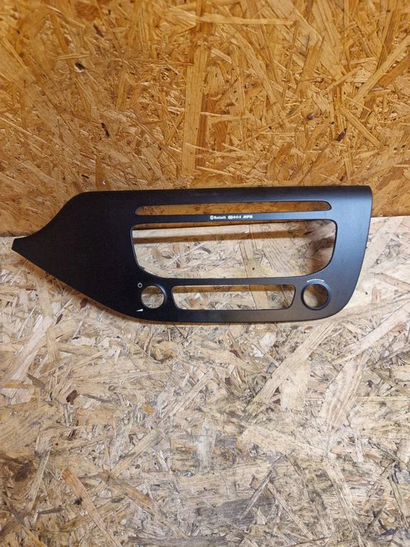 Radio/GPS head unit trim – KIA Ceed (2012-2018)