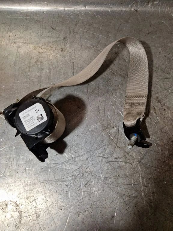 Third row seat belt – Chrysler Pacifica (2017-)