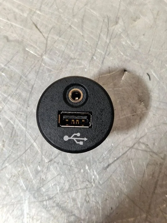 USB socket connector – Nissan Juke I F15 (2010-2018)