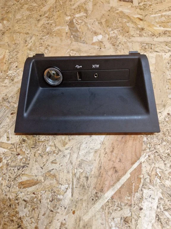 USB socket connector – Skoda Fabia Mk3 (NJ) (2015-2021)