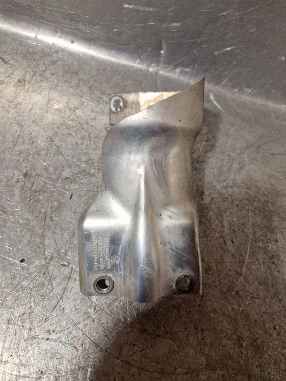 Exhaust heat shield 9826787680