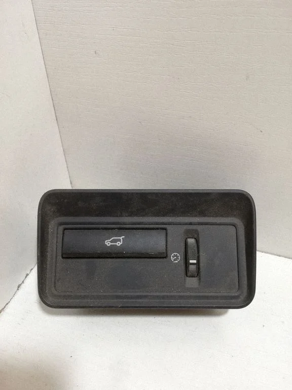 Tailgate opening switch CPLA11654CA