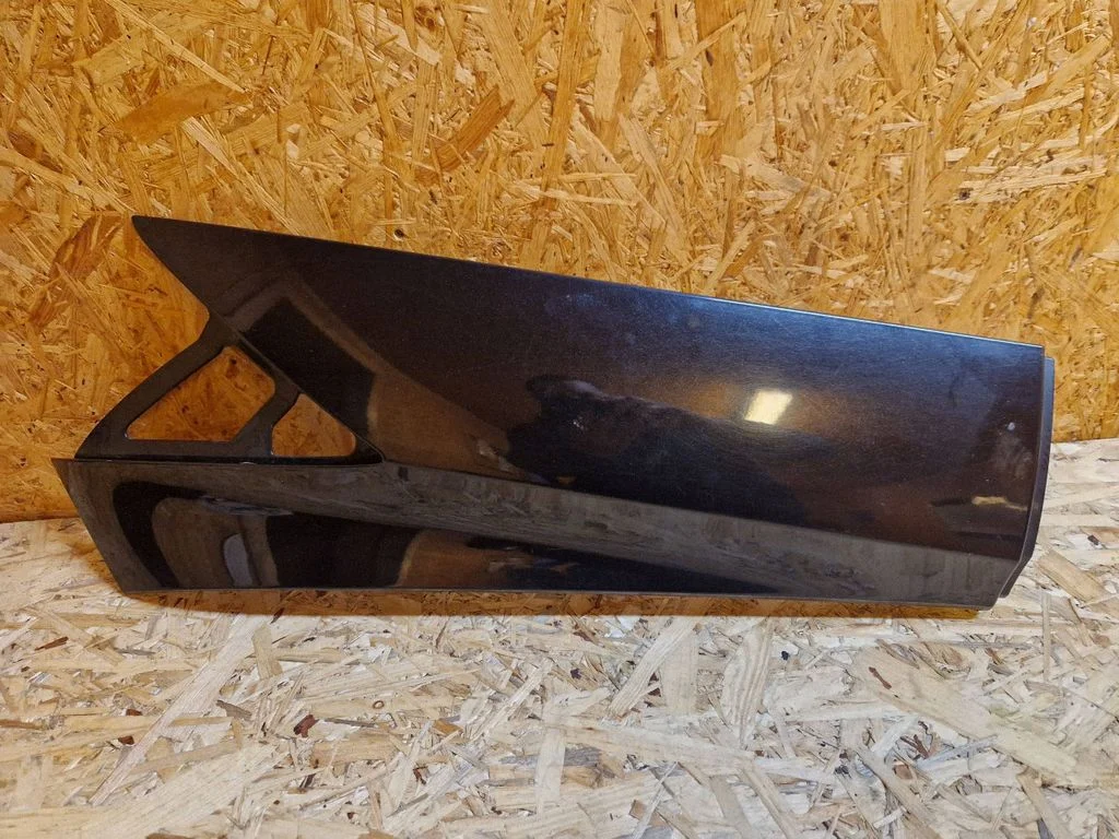 Rear fender molding trim AM51U29613A