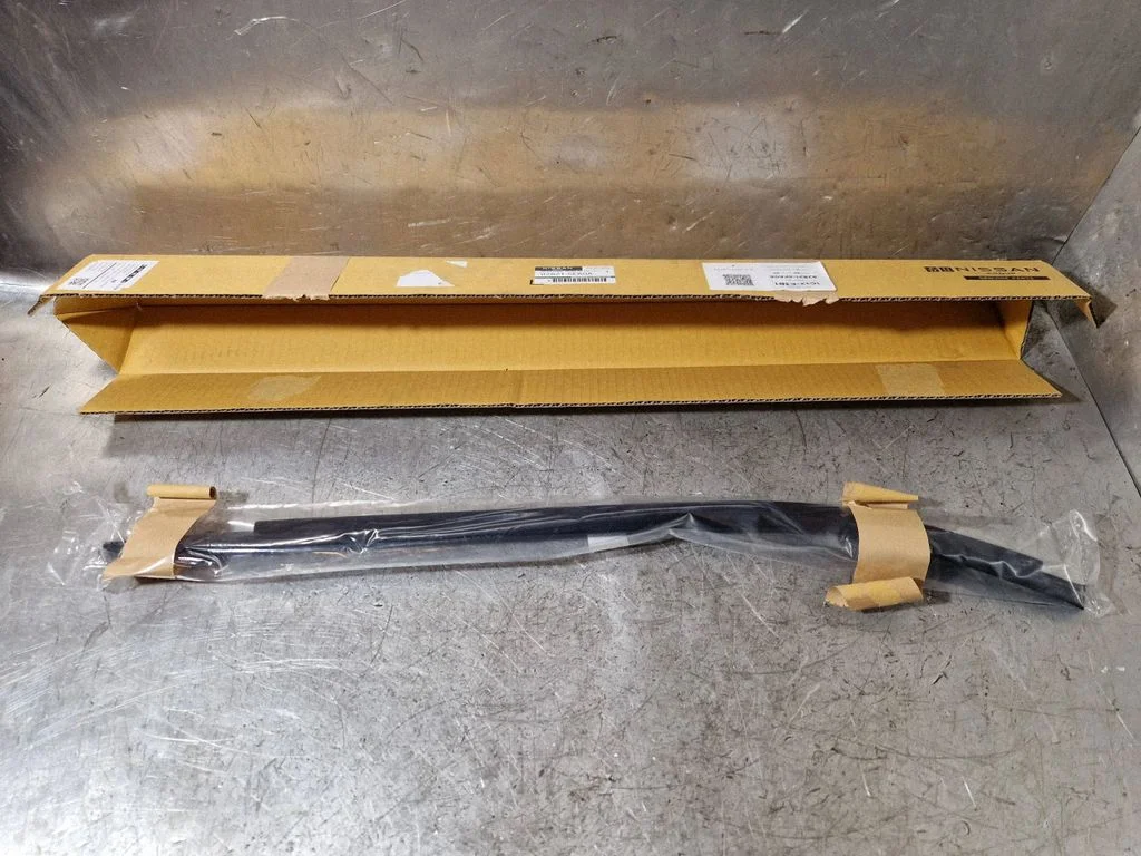 Front door glass trim molding 828215FA0A