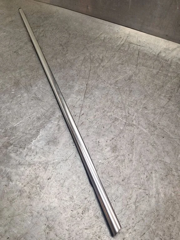 Front door glass trim molding 9671943780