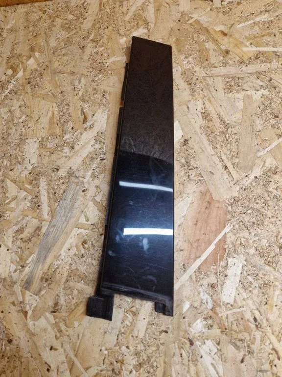 Listwa szyby drzwi tylnych BM51A254A40