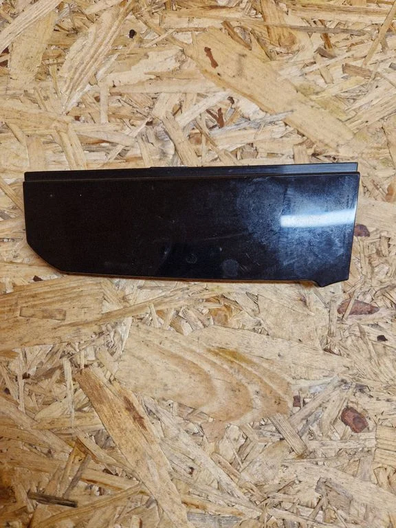 Listwa szyby drzwi tylnych AM51U247B56D