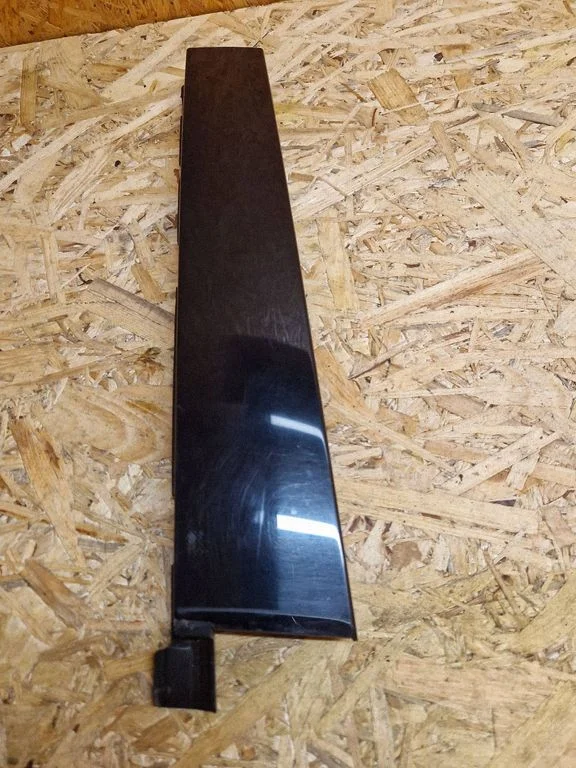 Listwa szyby drzwi tylnych AM51U254A40