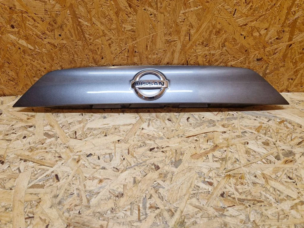Tagaluugi numbrivalgustuse liist – Nissan Qashqai (2014-2016)