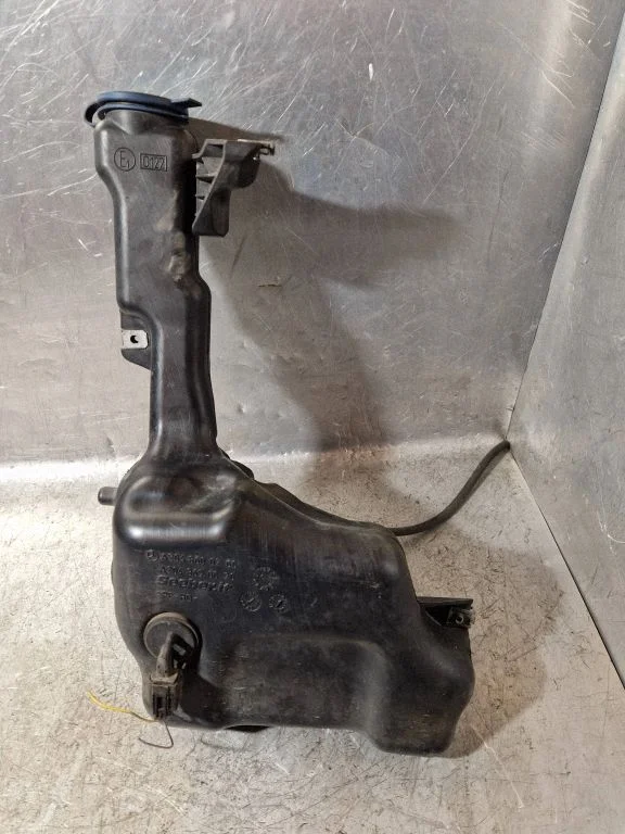 Lamp washer fluid tank – Mercedes-Benz C-Class AMG W204 (2007-2014)