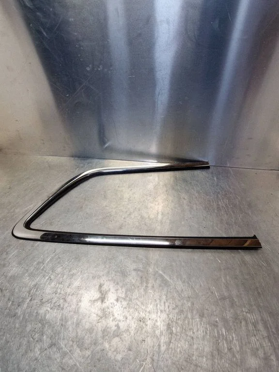 Rear side glass trim 68227297A
