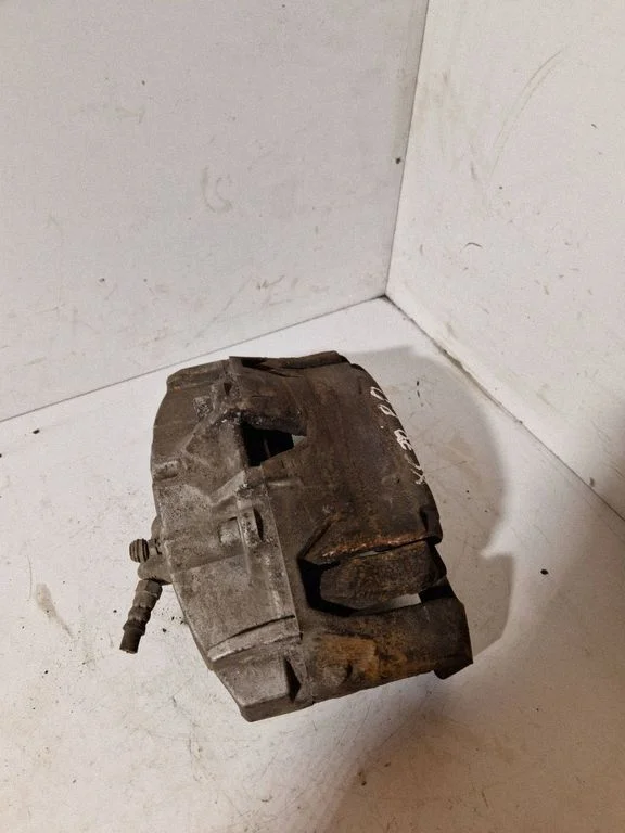 Front brake caliper – right