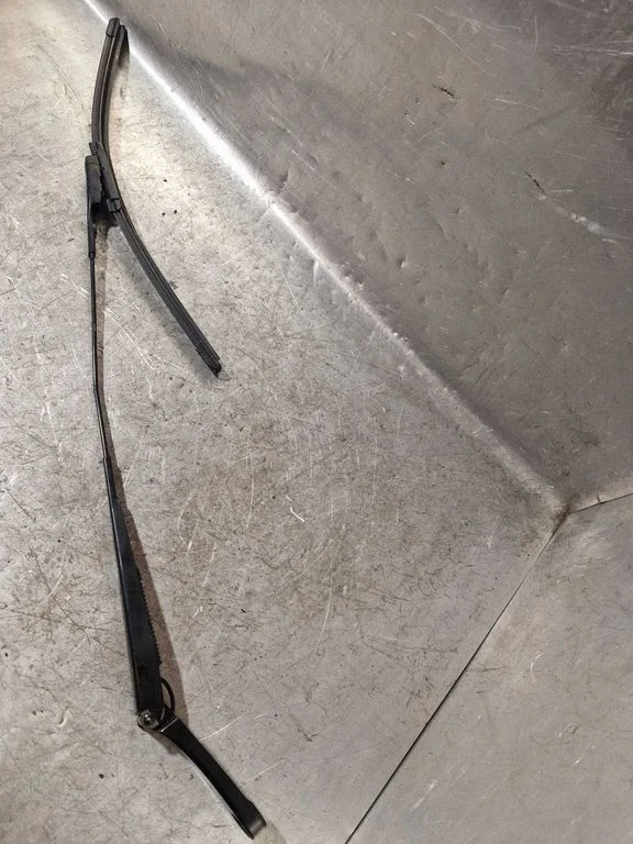 Front wiper blade arm – Volkswagen Jetta VI (2011-2018)