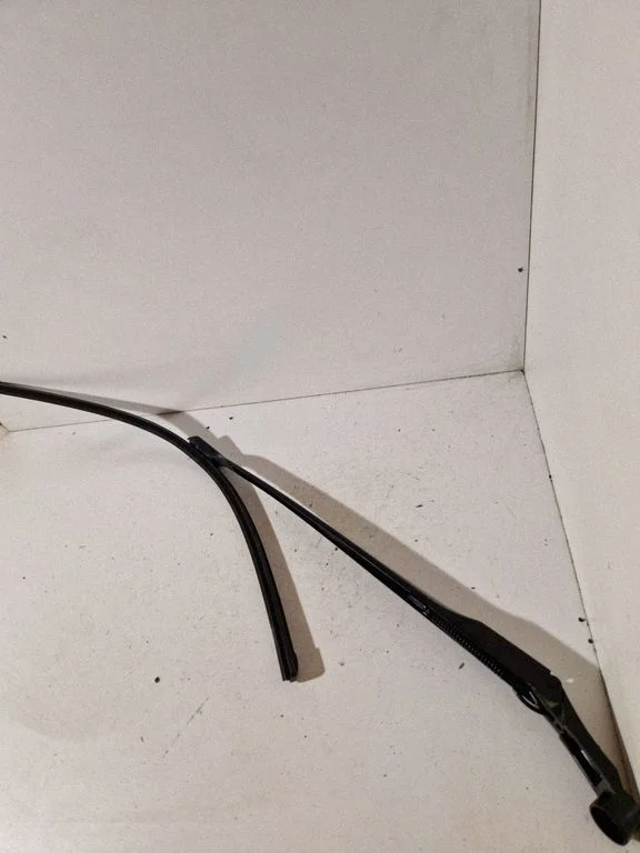 Front wiper blade arm – Toyota Avensis T270 (2009-2012)