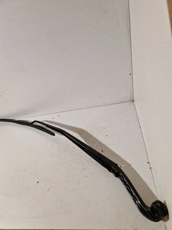 Front wiper blade arm – front right