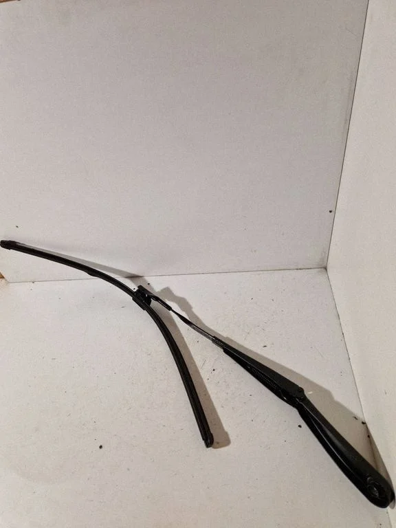 Front wiper blade arm 7213271