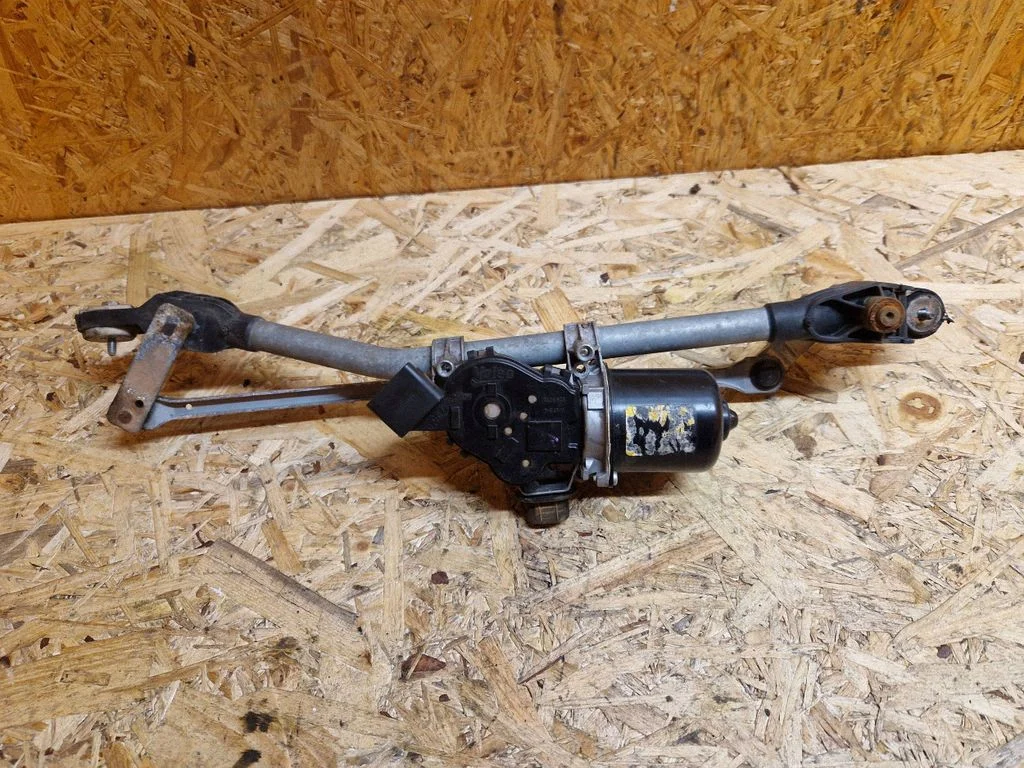 Front wiper linkage and motor – Renault Megane III (2009-2016)