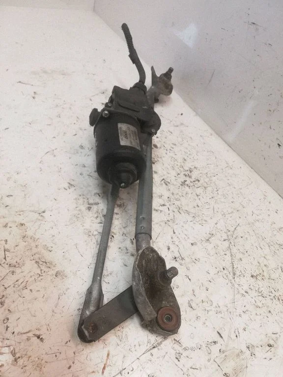 Front wiper linkage and motor – Toyota Corolla Verso AR10 (2004-2009)