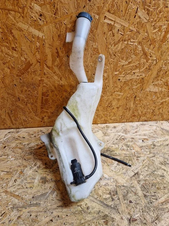 Windshield washer fluid reservoir/tank B805