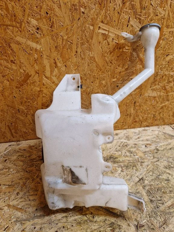 Windshield washer fluid reservoir/tank – Nissan Qashqai (2016-2021)