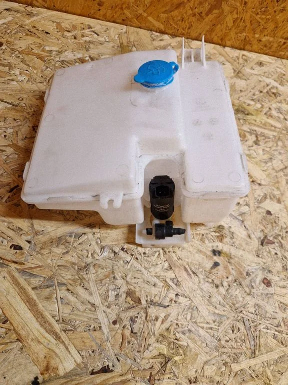 Windshield washer fluid reservoir/tank 289107068R