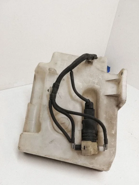 Windshield washer fluid reservoir/tank – Volkswagen Golf Plus (2005-2013)
