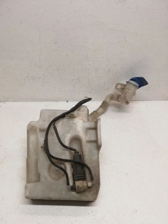 Windshield washer fluid reservoir/tank – Volkswagen Golf Plus (2005-2013)