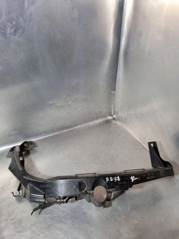 Headlight/headlamp mounting bracket 7138402